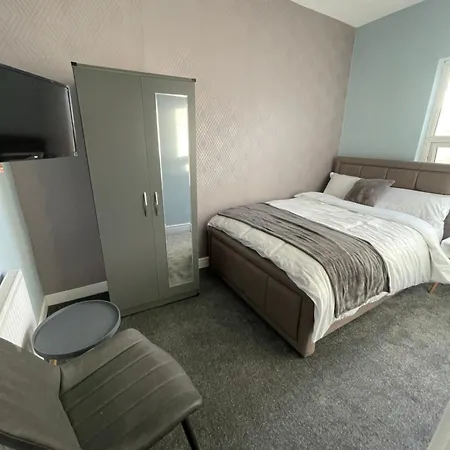 Lovely 4 Bedroom Victorian House With Back Courtyard Stoke-on-Trent Exterior photo