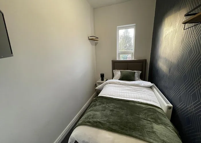 Lovely 4 Bedroom Victorian House With Back Courtyard