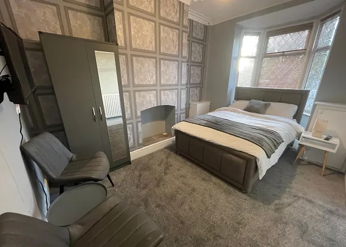 Lovely 4 Bedroom Victorian House With Back Courtyard