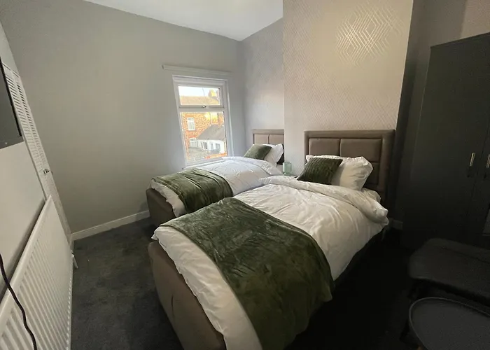 Lovely 4 Bedroom Victorian House With Back Courtyard