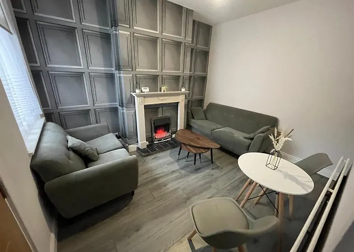 Lovely 4 Bedroom Victorian House With Back Courtyard
