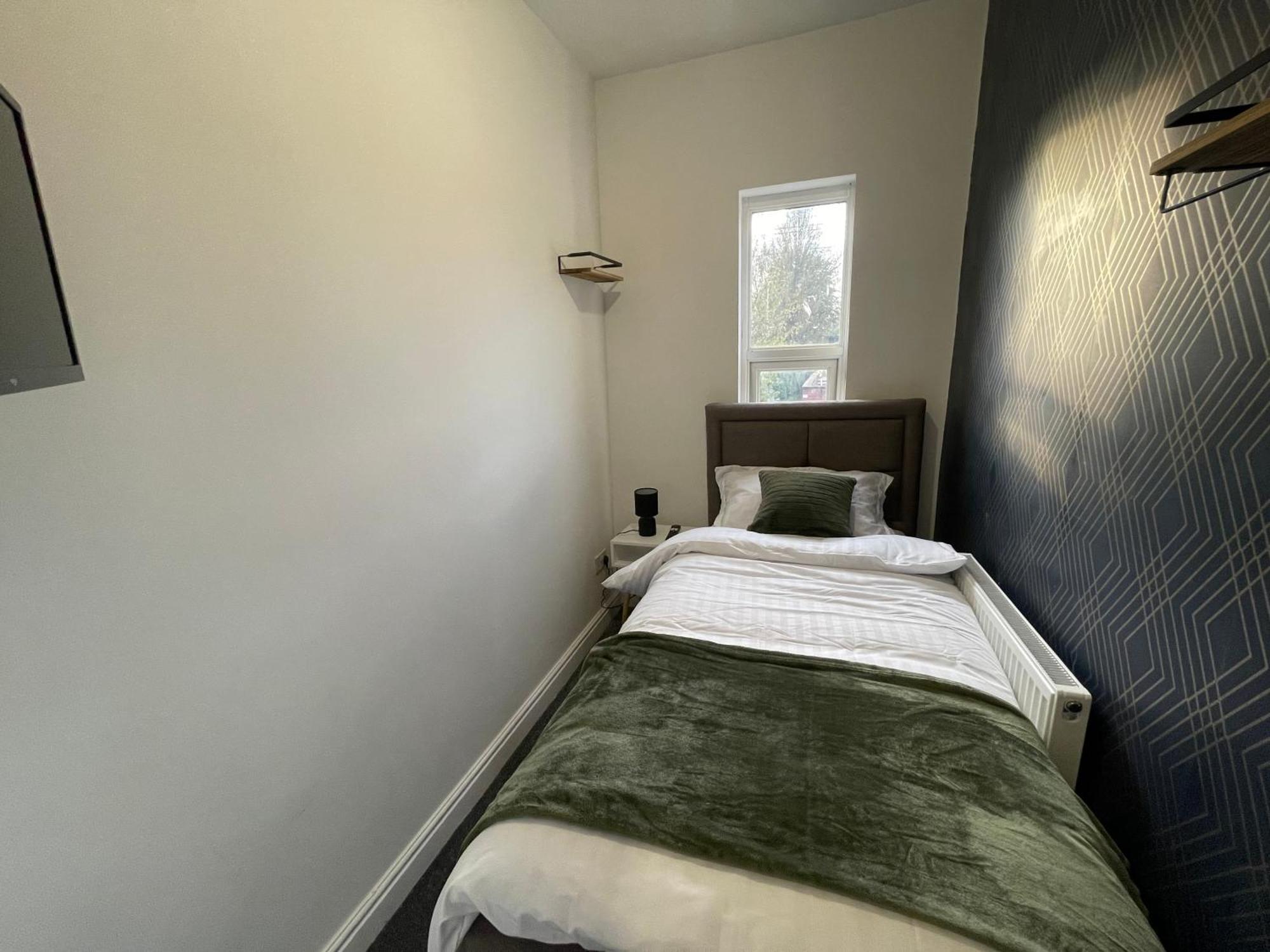 Lovely 4 Bedroom Victorian House With Back Courtyard Stoke-on-Trent