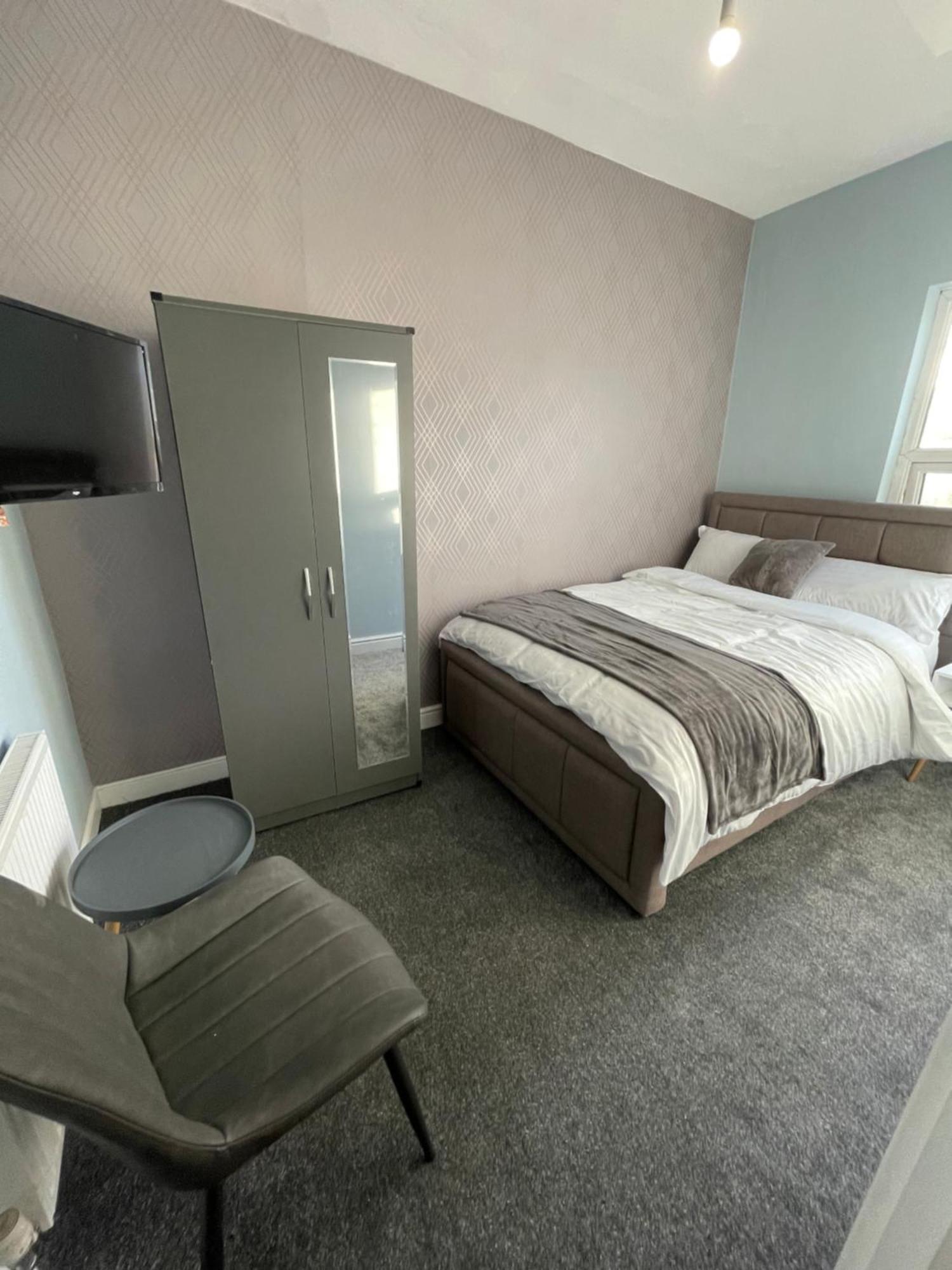 Lovely 4 Bedroom Victorian House With Back Courtyard * Stoke-on-Trent