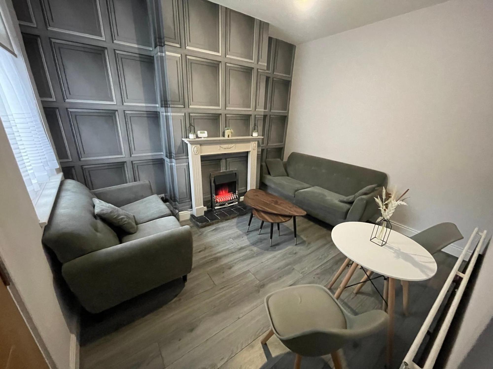 Lovely 4 Bedroom Victorian House With Back Courtyard Stoke-on-Trent